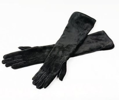 HERMES Paris made in France *Paire de gants longs en daim noir doublé de castorette...