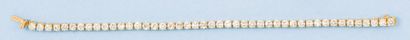 null Bracelet "Ligne" en or jaune orné de 45 diamants taillés en brillant. P. 13,6...