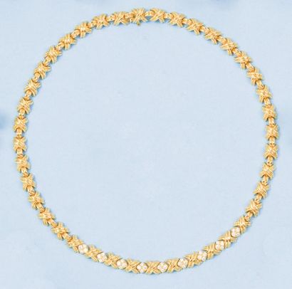 TIFFANY - Collier articulé en or jaune à motif de croisillons, serti de diamants....