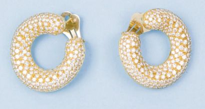 null Paire d'importants anneaux d'oreilles en or jaune 14k entièrement pavés de diamants....