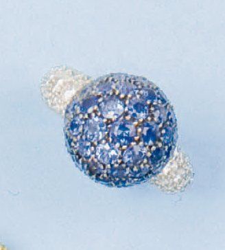 De GRISOGONO - Bague "Boule" en or gris ornée d'un pavage de saphirs bordés de diamants...