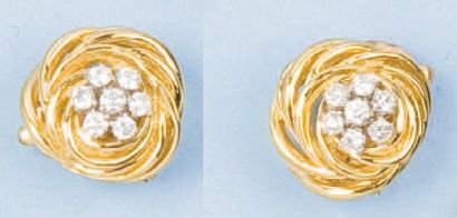 VAN CLEEF & ARPELS - Paire de boucles d'oreilles "Fleur" en or jaune ornées chacune...