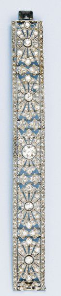 null Bracelet articulé en or gris à décor ajouré entièrement serti de diamants taillés...