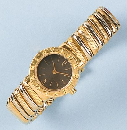 BULGARI Bracelet montre de dame en or de deux couleurs. Cadran noir. Mouvement à...