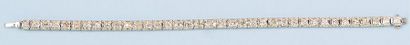 null Bracelet Ligne en or gris orné de 37 diamants taillés en brillant. P. 13,9g...