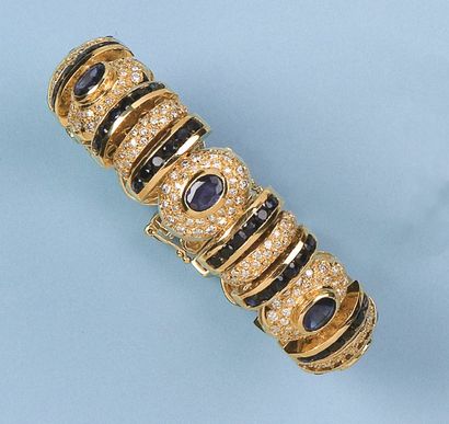 null Bracelet semi-rigide en or jaune entièrement serti de saphirs et diamants. Poids...
