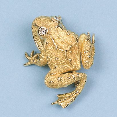 null Broche "Grenouille" en or jaune ornée de deux diamants taillés en brillant....