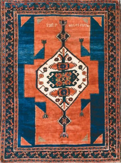 null Tapis KAZAK. Caucase, daté 1919 à écritures arméniennes. Large bouclier central...