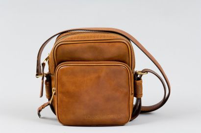 Louis VUITTON Sac en cuir et cuir perforé marron à deux poches zippées, anse bandoulière...