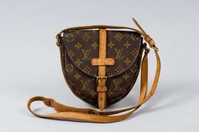 Louis VUITTON Sac "Chantilly" en toile monogram et cuir naturel, fermeture ceinture...