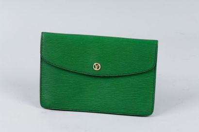 Louis VUITTON Pochette "Montaigne" en cuir épi vert, fermeture pression sous rabat...