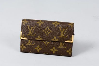 Louis VUITTON POrte monnaie en toile monogram, fermeture pression sous rabat, intérieur...