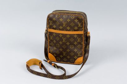 Louis VUITTON Sac modèle "Danube" en toile monogram et cuir naturel, fermeture éclair,...