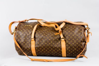 Louis VUITTON Sac "Polochon" en toile monogram, fermeture éclair, double poignée...