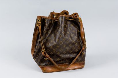 Louis VUITTON Sac modèle "Noé" en toile monogram et cuir naturel, fermeture lien,...