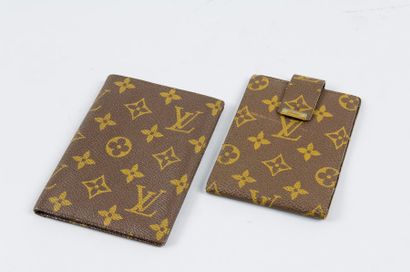 Louis VUITTON Lot comprenant un porte chéquier pliant, fermeture pression sous patte...