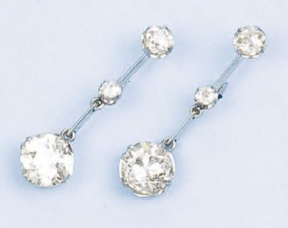 null Paire de pendants d'oreilles en platine ornés chacun de trois diamants de taille...