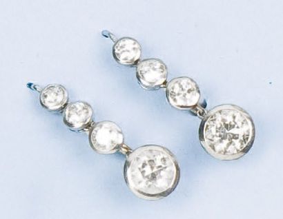 null Paire de pendants d'oreilles en platine ornés chacun de quatre diamants taillés...