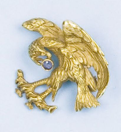 null Broche "Aigle" en or jaune, le bec serti d'un saphir. Fin XIX° siècle. P. 9,3...