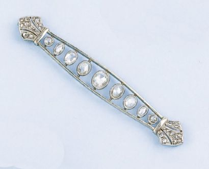 null Broche-barrette en or gris ornée de diamants taillés en rose bordés de diamants...