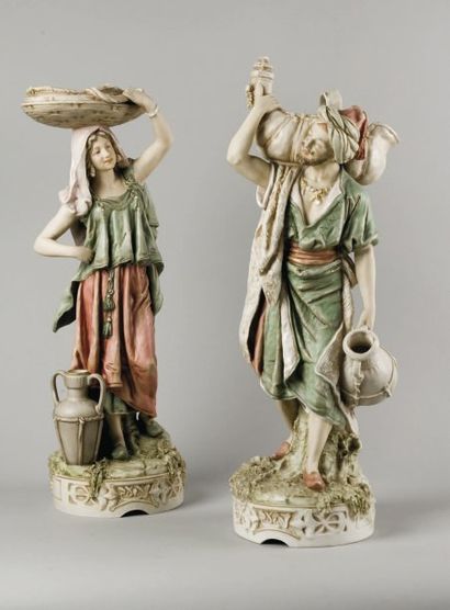 Royal Dux Bohemia. Porteur et porteuse d'eau au panier. Paire de sculptures en céramique...