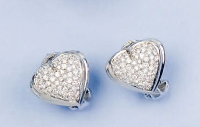 null REPOSSI - Paire de boucles d'oreilles "Coeur" en or gris pavées de diamants....