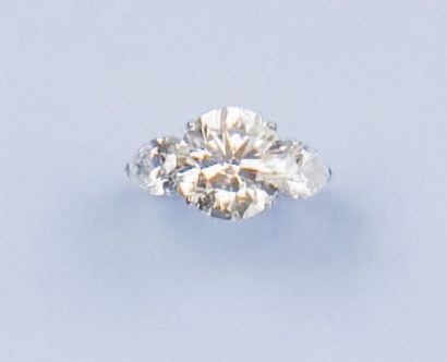 null Bague en or gris ornée d'un diamant taillé en brillant épaulé de deux diamants...