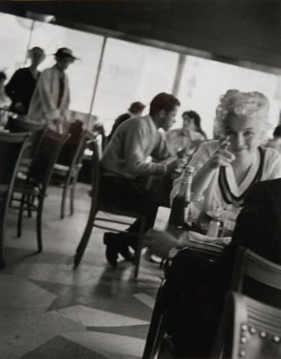 Roy Schatt (1919-2002) Marilyn Monroe, 1955. Tirage argentique postérieur. Tampon...
