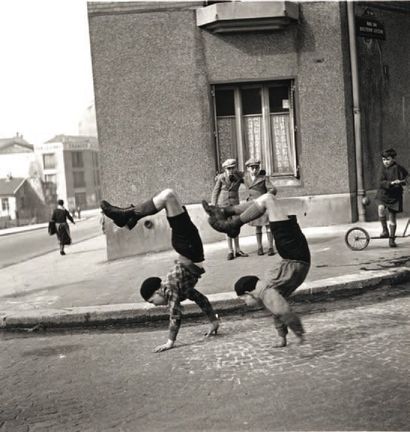 Robert Doisneau (1912-1994) Les frères, Paris 1954. Tirage argentique postérieur....