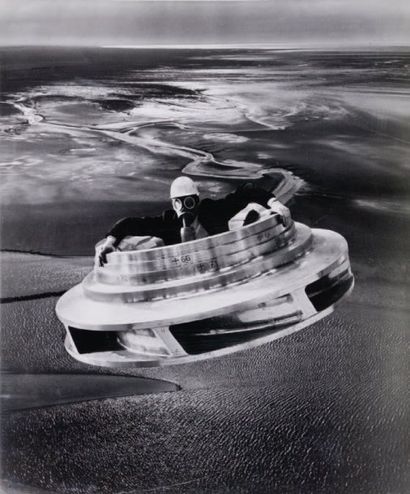 null Pierre Belzeaux Soucoupe volante, c. 1960. Tirage argentique d'époque (photomontage)....