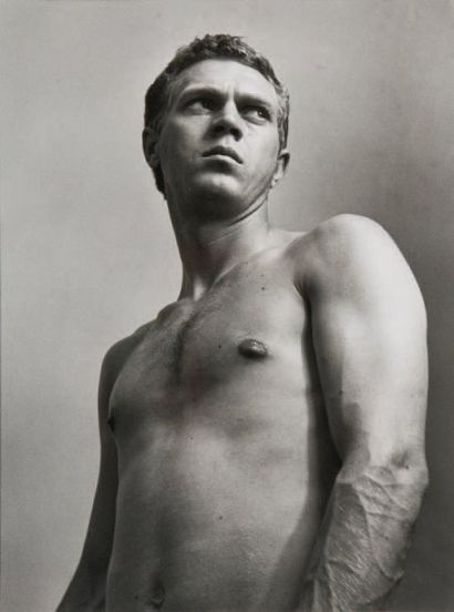 Roy Schatt (1919-2002) Steve Mc Queen en buste, 1956. Tirage argentique postérieur....