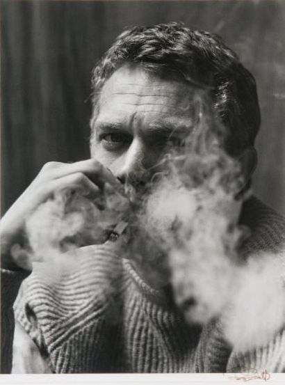 Roy Schatt (1919-2002) Steve Mc Queen à la cigarette, 1956. Tirage argentique postérieur,...