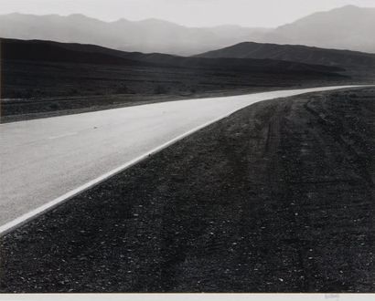Huntington Witherhill (né en 1949) Road. Death Valley, 1975. Tirage argentique d'époque,...