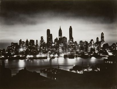 null New York Skyline, c. 1950. Tirage argentique d'époque par Roy Pinney. Tampon...