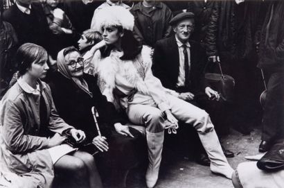 Helmut Newton (1920-2004) Warsan, British Vogue, 1966. Tirage argentique (1981)....