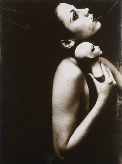 Irina Ionesco (née en 1935) Mimétisme, 1974. Tirage argentique d'époque, signé, daté,...