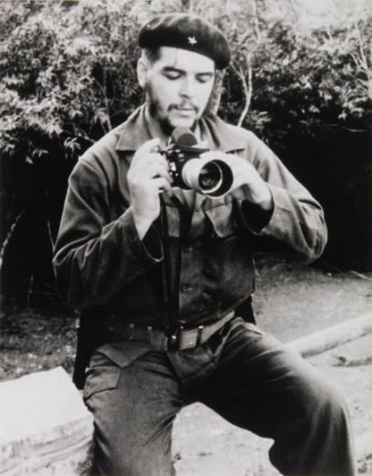 Roger Pic (1920-2001) Le Che avec un appareil de Roger Pic, 1963. Tirage argentique...