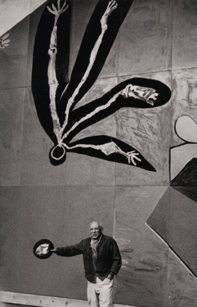 Inge Morath (1923-2002) Pablo Picasso devant le mur de L'UNESCO, c. 1960. Tirage...