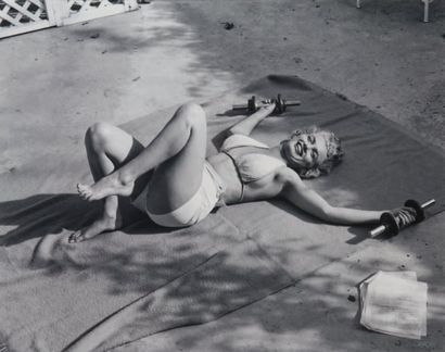 André de Dienes (1913-1985) Marilyn Monroe aux altères, 1953. Tirage jet d'encre...