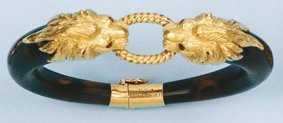 VAN CLEEF & ARPELS Bracelet rigide ouvrant en or jaune et écaille brune orné de deux...