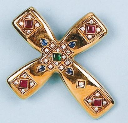 CARTIER Broche pendentif figurant une croix en or jaune sertie de diamants, de rubis,...