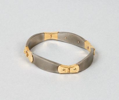 HERMES Paris *Bracelet articulé en titane et or.