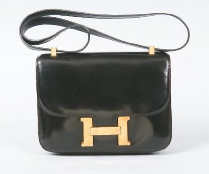 HERMES Paris *Sac « Constance « en cuir noir, fermoir «H» et attaches plaqué or,...