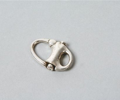 HERMES Paris *Porte clef en argent figurant un anneau marin.