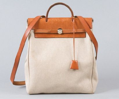 HERMÈS Paris made in France *Sac à dos «Airbag» en toile beige enduite et cuir naturel,...