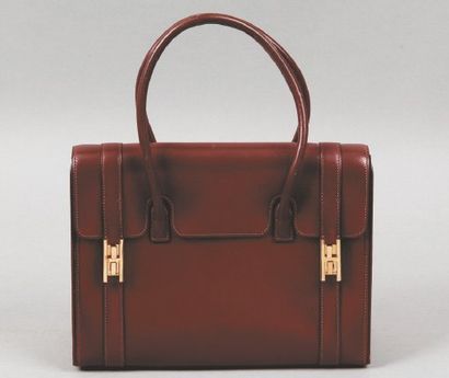 HERMES Paris *Sac «Drag» en box bordeaux, fermoirs H plaqué or, double poignée, très...