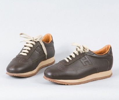 HERMÈS Paris made in France *Paire de tennis Homme en cuir marron, semelle en caoutchouc....