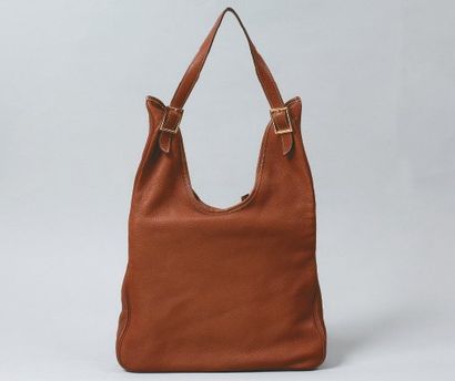 HERMES Paris *Sac en cuir grené souple, fermeture éclair, demi-anse bandoulière,...