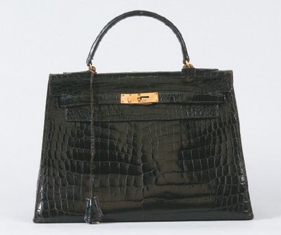 HERMES Paris *Sac «Kelly» 32 cm en crocodile noir, fermoir plaqué or, poignet, clefs...