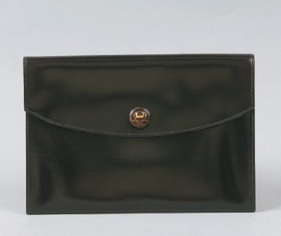 HERMES Paris *Pochette «Rio» en box noir, fermeture pression sous rabat.